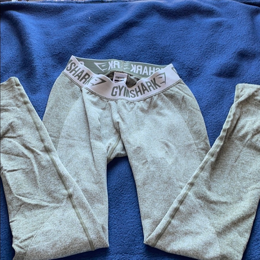 Gym shark leggings